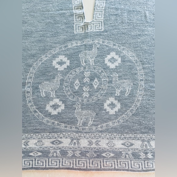 Alpaca Wool Blend Travel Poncho Cardigan Sweater Wrap Llama REVERSIBLE Grey - Picture 3 of 5